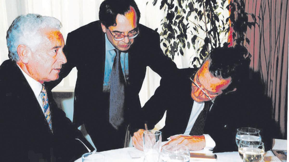 El que fuera presidente del Gobierno firma en presencia del ilicitano Emilio Cano y de Martínez-Campillo. 