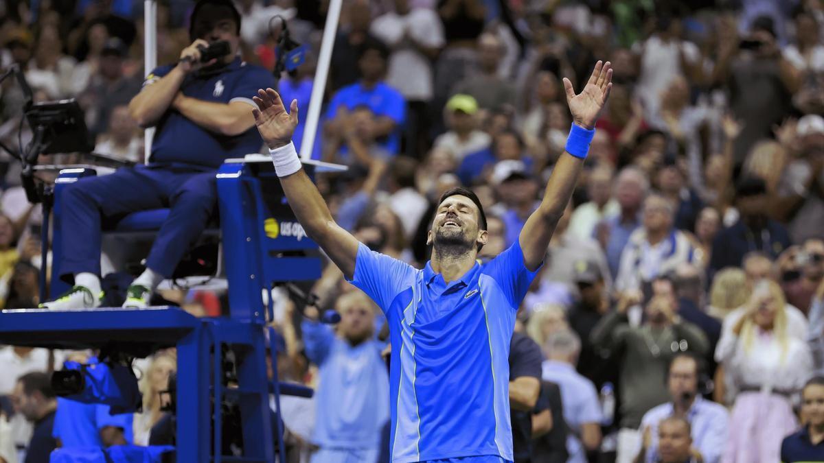 Djokovic alza las manos al cielo tras lograr el US Open.