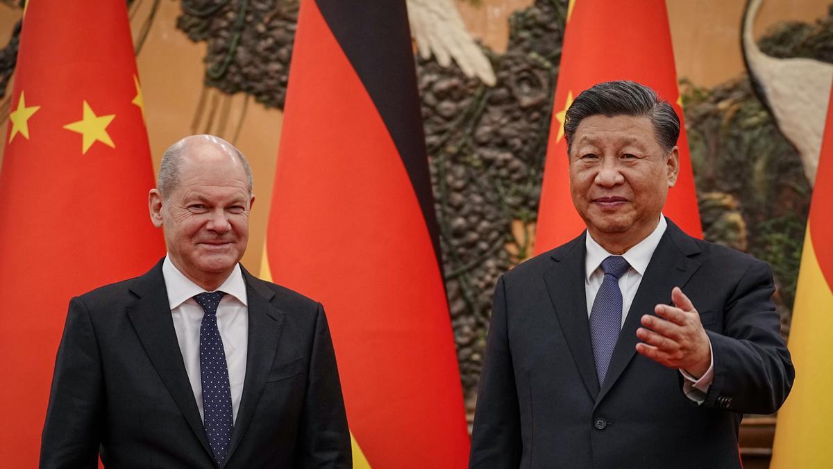 El presidente de China, Xi Jinping (d), recibe al canciller alemán, Olaf Scholz, en el Salón Este del Gran Salón del Pueblo.