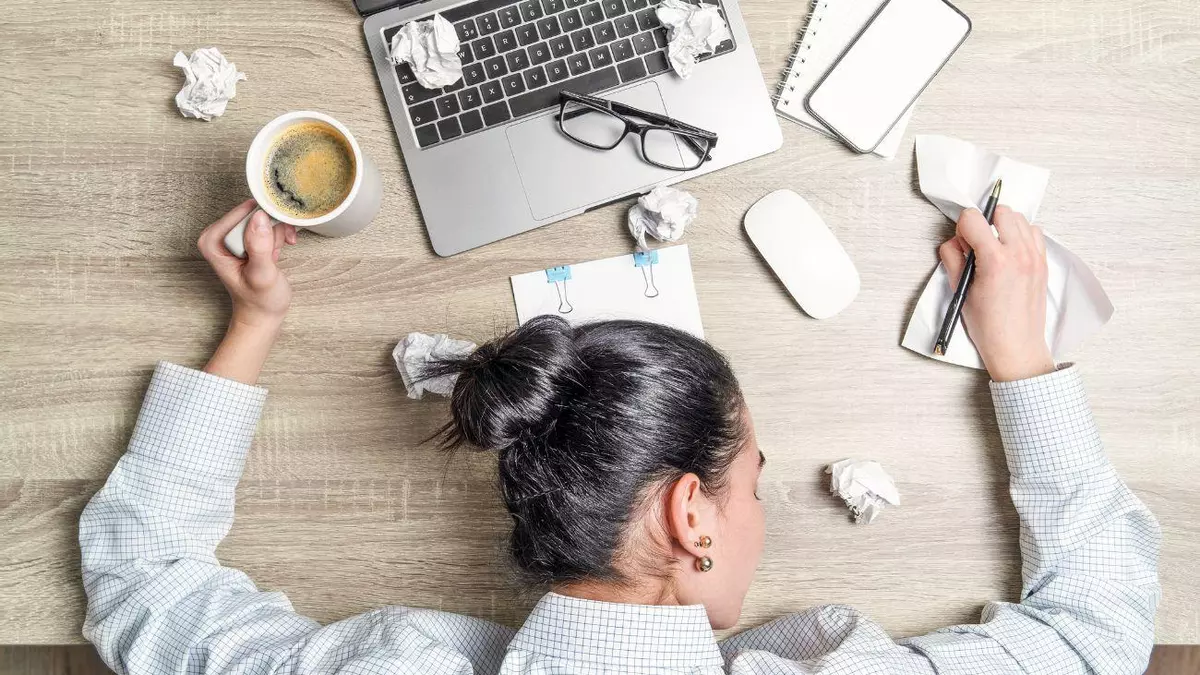 ¿Puedo grabar a mis compañeros de trabajo sin que lo sepan? Esto es lo que debes saber