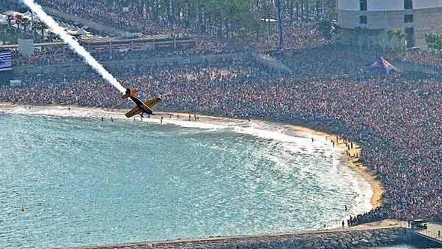 En Barcelona reunió a más de 1.200.000 personas - La imagen superior da una idea de la capacidad de convocatoria de la Red Bull Air Race. Mientras el centro barcelonés quedaba desierto no había ni un espacio libre en las playas barcelonesas, ciudad que volverá a acoger este año una nueva edición de la carrera. Y precisamente será la primera vez que se retransmite por una cadena española después de que La Sexta firmase hace unos meses con Red Bull los derechos televisivos de esta competición.