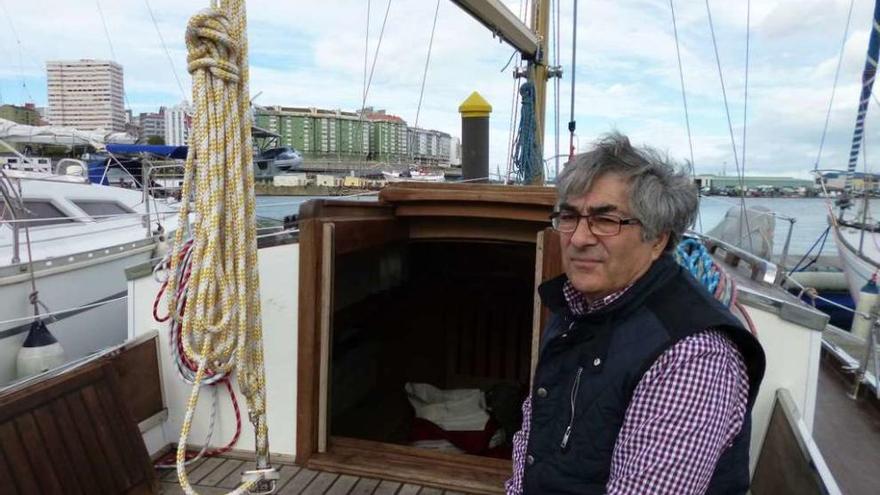 Carlos Caramés, a bordo de su velero &#039;Fendetestas&#039;, que reconstruyó con sus manos, en Oza.