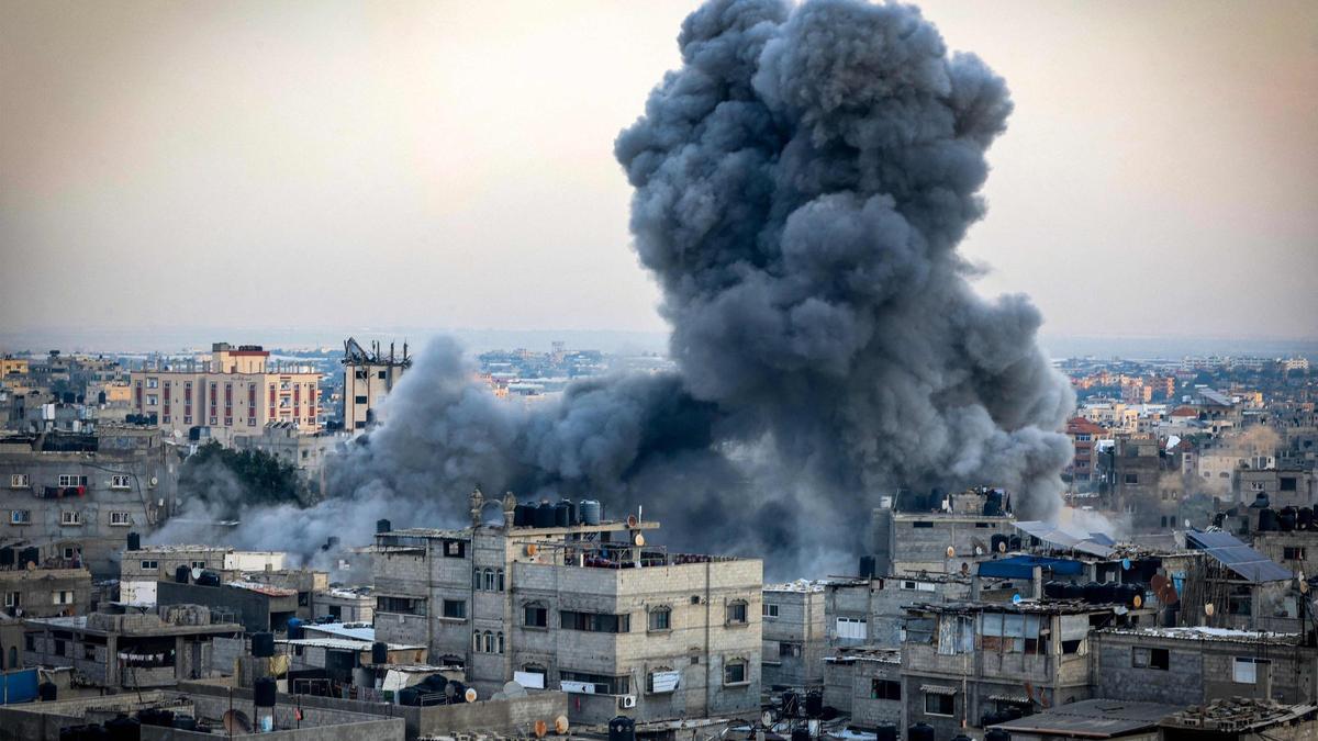 Humo sobre Rafah tras un bombardeo israelí, este martes.