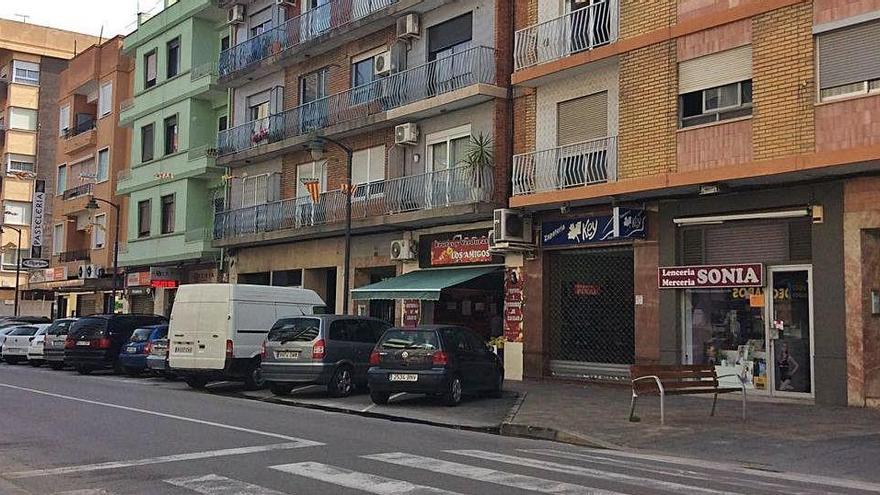 Zona comercial de Alaquàs, donde parte del comercio está cerrado.