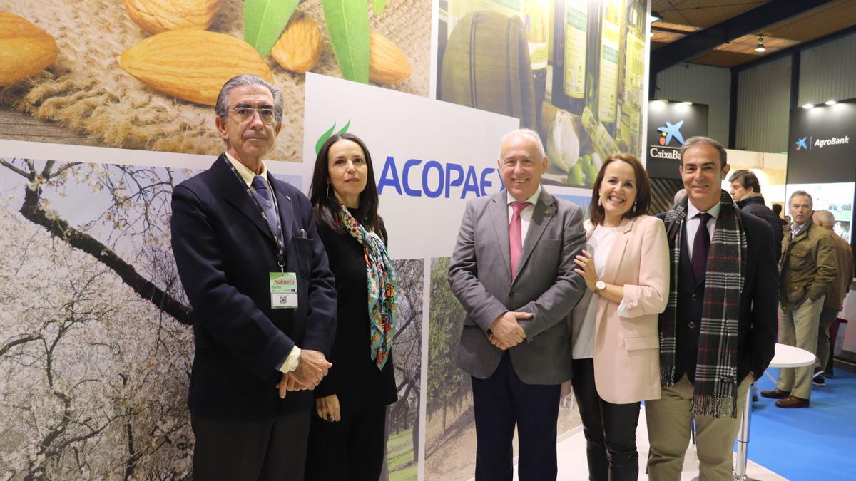 Juan Francisco Blanco, gerente de Acopaex, con otros directivos de la cooperativa, en Agroexpo.