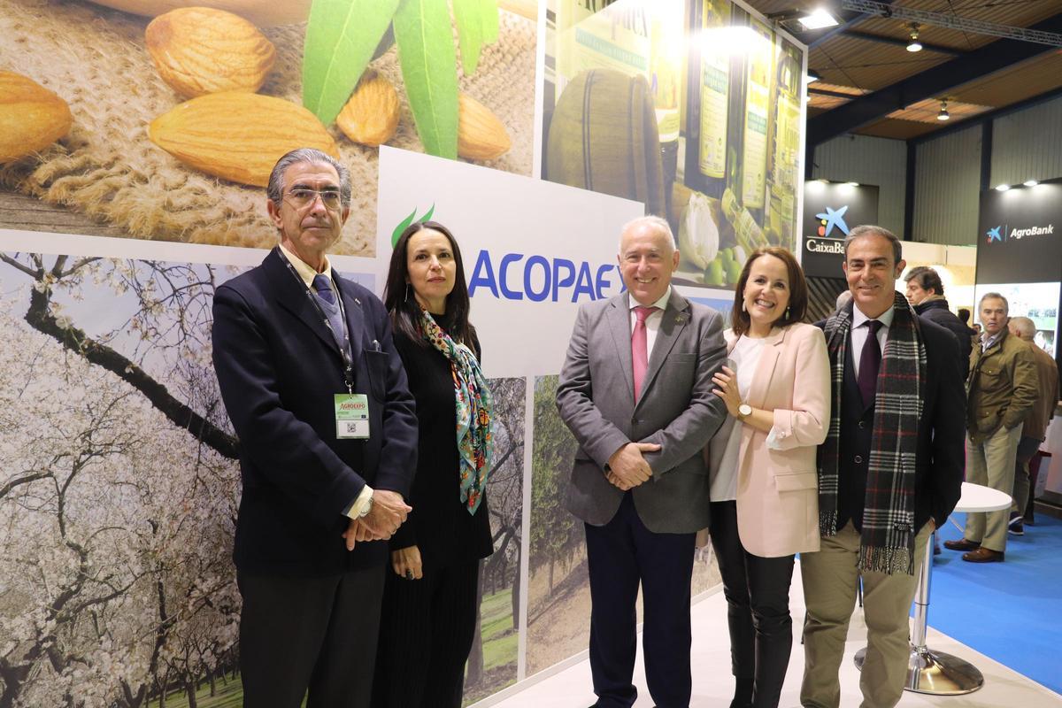 Juan Francisco Blanco, gerente de Acopaex, con otros directivos de la cooperativa, en Agroexpo.