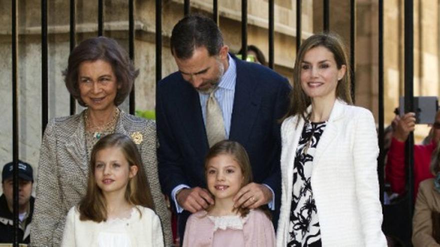 Los Reyes, recibidos entre aplausos en la Misa de Pascua