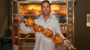 Marc Martínez, con pollos acabados de salir del asador en Rooster & Bubbles.