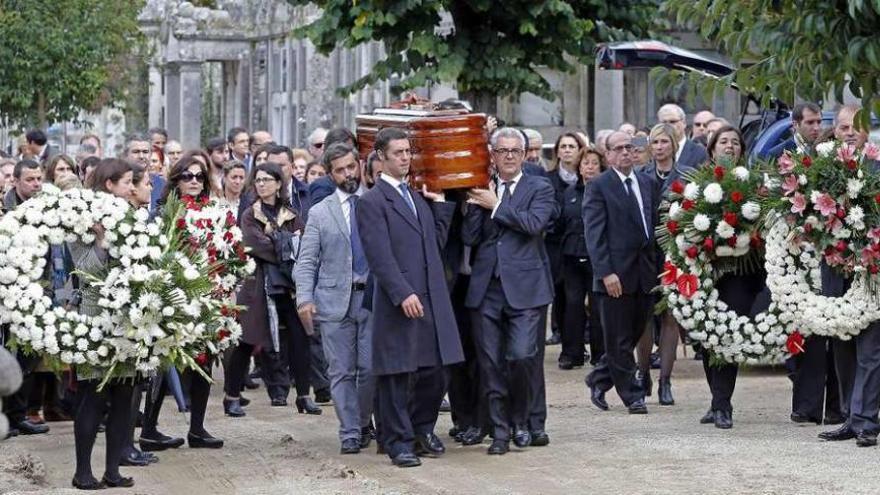 Familiares de Juan Ángel Regojo portan el féretro ayer en el cementerio vigués de Pereiró. // Marta G. Brea