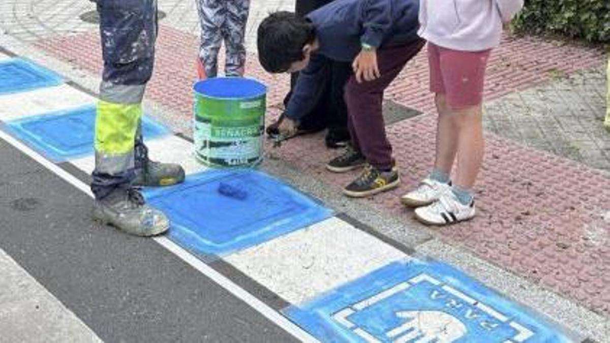 Trabajos de pintado en el entorno del CEIP Manuel Sueiro. | CEDIDA