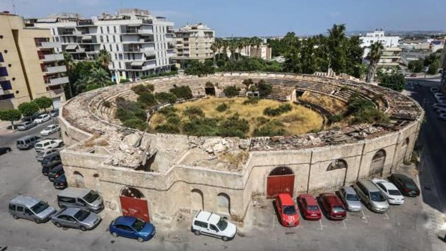 Una imagen de la Plaza de Toros de Orihuela, que se encuentra en ruina desde que se cerró hace más de 30 años.