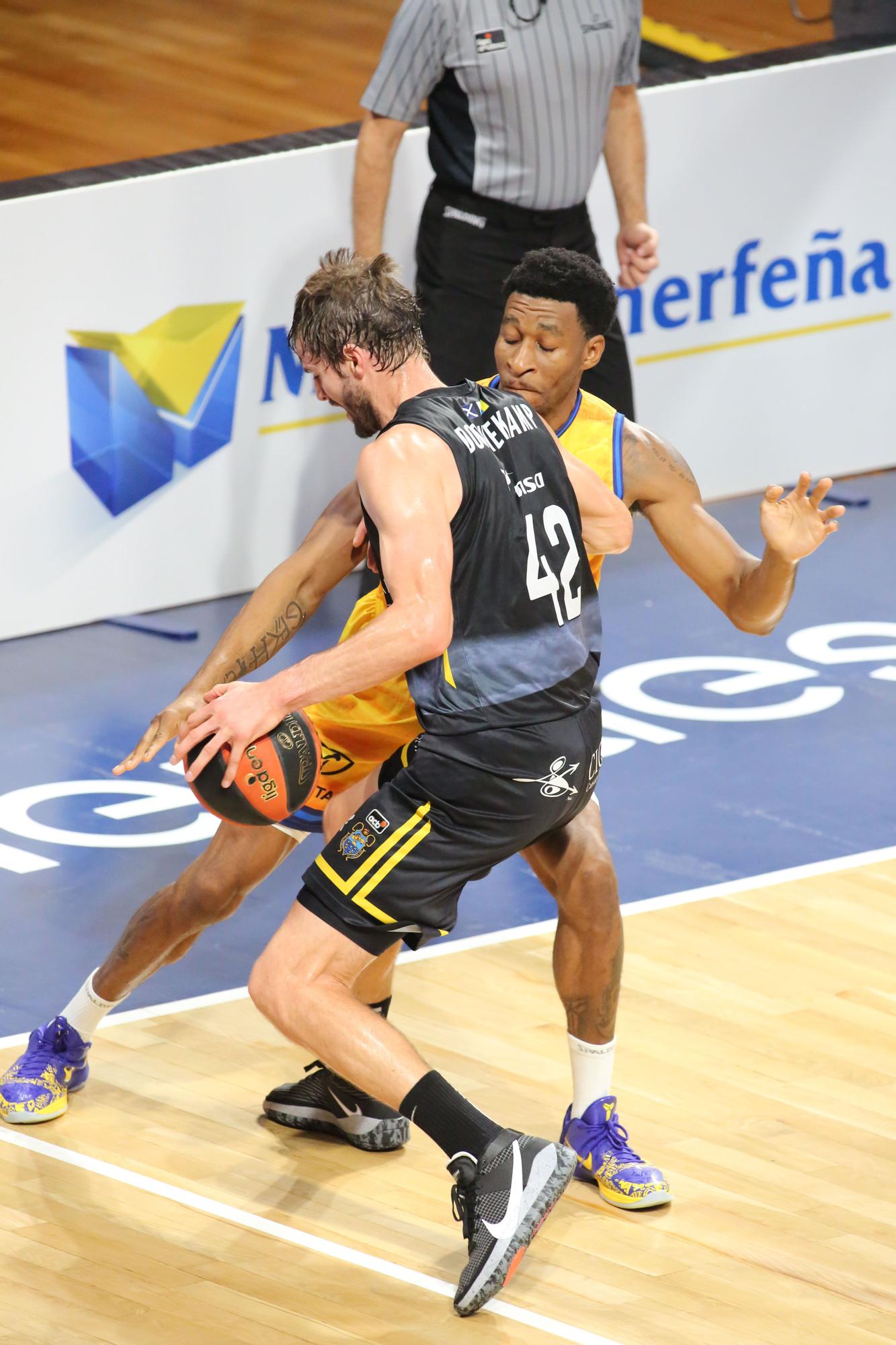 Imágenes del derbi Iberostar Tenerife-Herbalife Gran Canaria