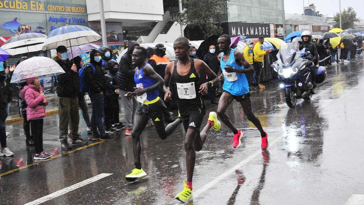 El grupo cabecero de atletas africanos, durante la Mitja Marató de Santa Pola del año pasado