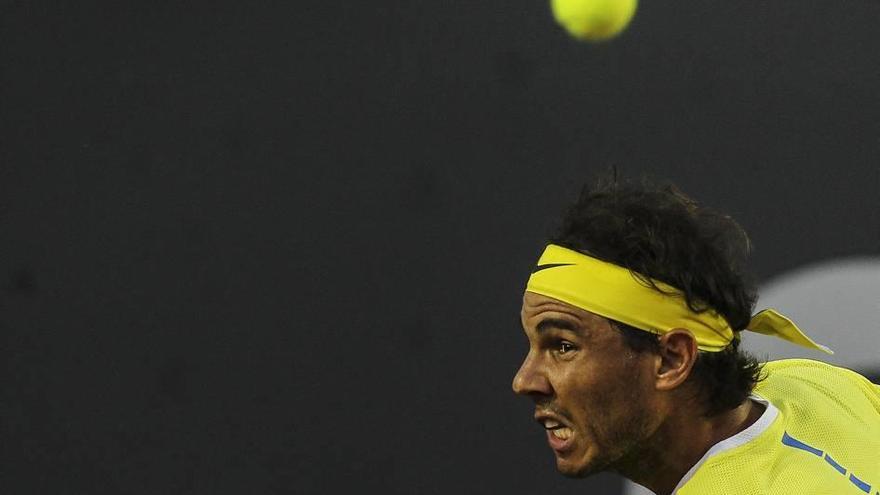 Nadal sufre para devolver una pelota en su partido de ayer ante Almagro.