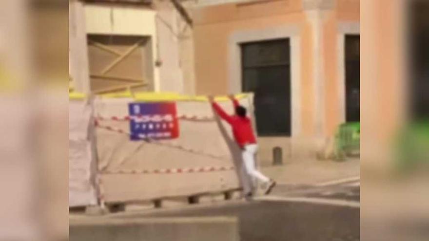 VÍDEO | Denunciat un jove a Figueres que durant dues nits ha bolcat mobiliari urbà