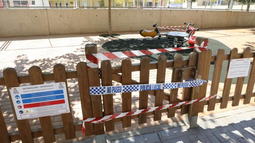 Parque infantil cerrado junto al colegio Sa Bodega.