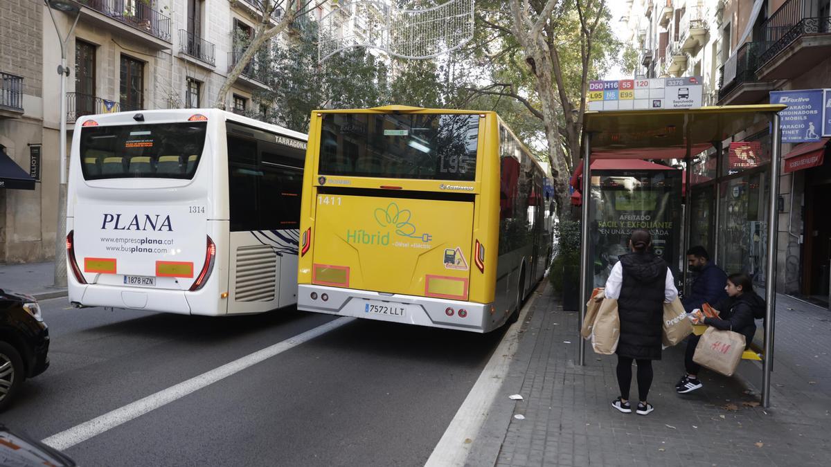 Tráfico incesante de autobuses por la calle Sepúlveda de Barcelona