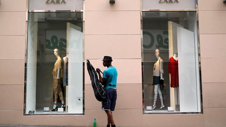 Vista de un escaparate de una tienda de Zara // Archivo