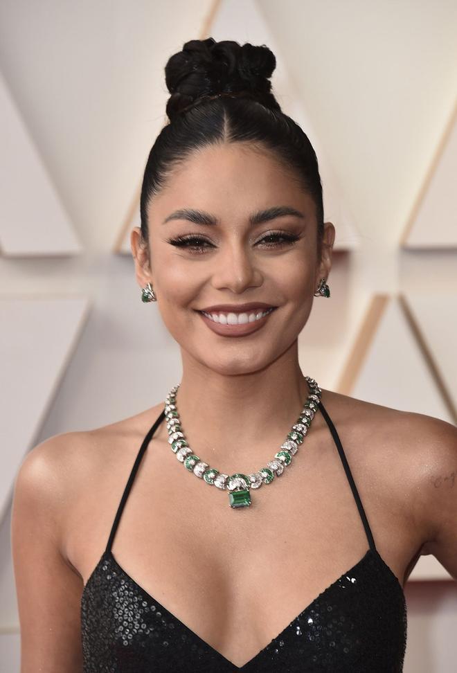 Vanessa Hudgens con joyas de esmeraldas y diamantes