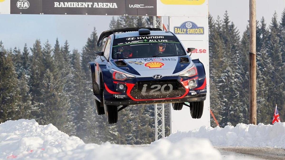 Neuville, de cabeza a la victoria en el Rally de Suecia.