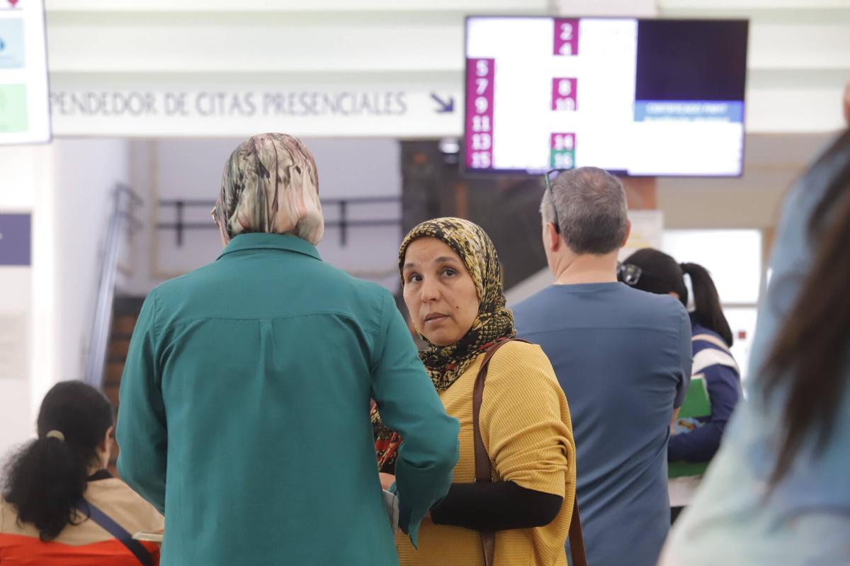 Oficina de atención al ciudadano ciudadanía sobre el proceso de regularización de inmigrantes.