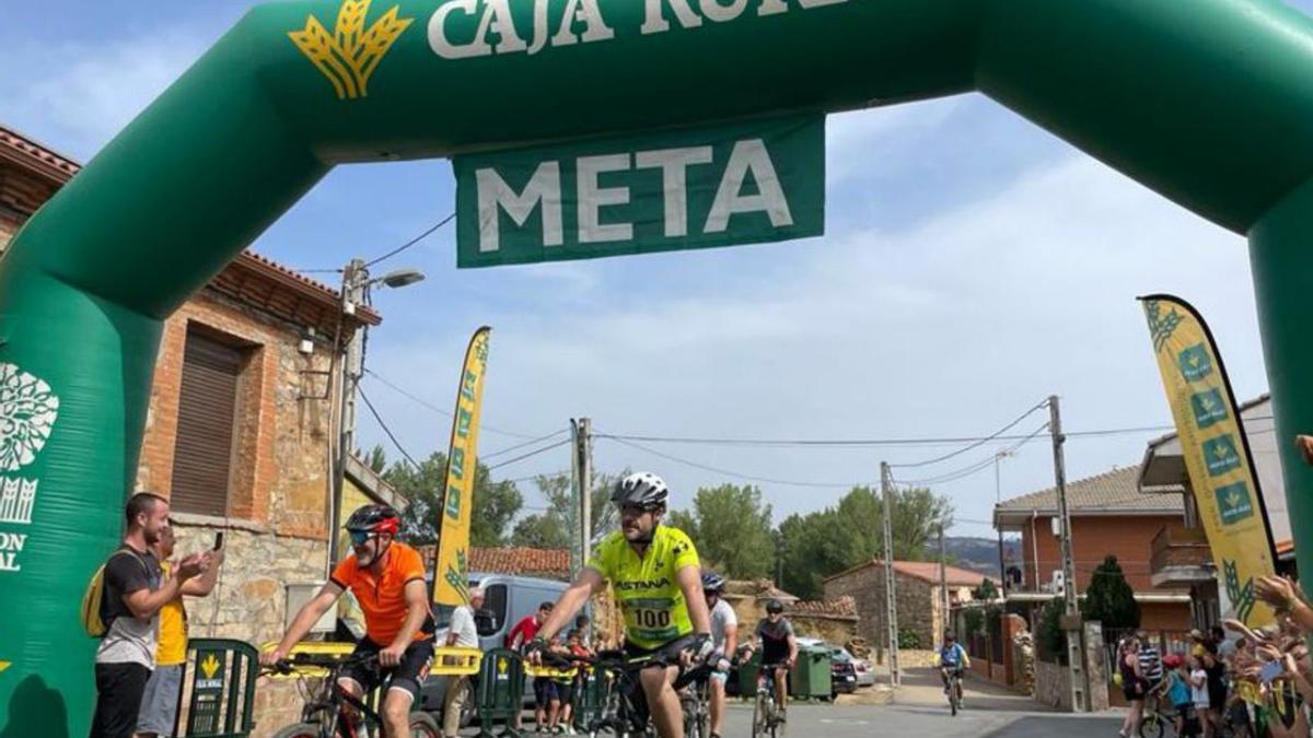 Llegada a meta de los ciclistas, ayer en Sesnández. | |  ANDREA BLANCO/ RAÚL RESINO