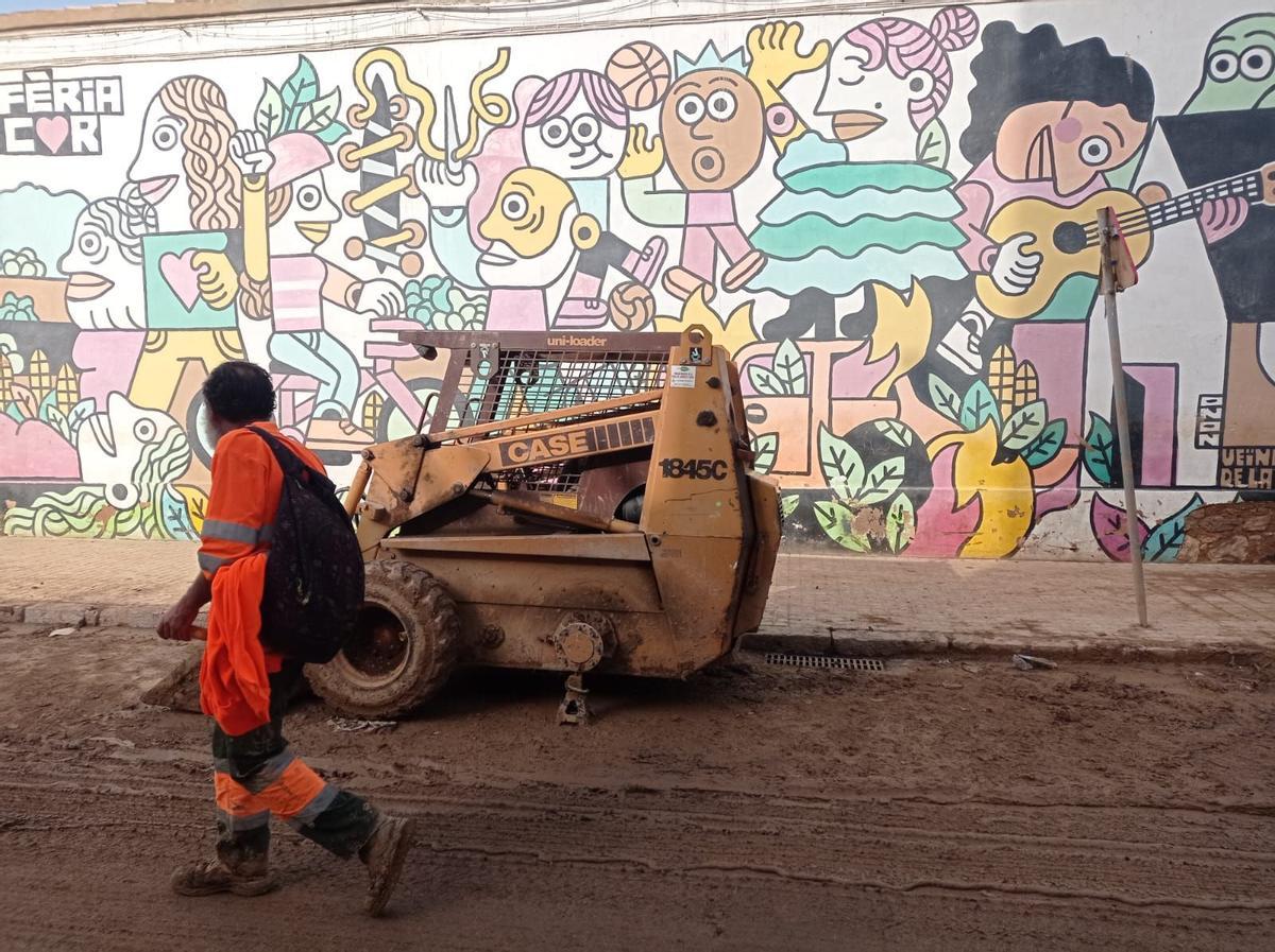 La fachada con un mural de Elías Taño