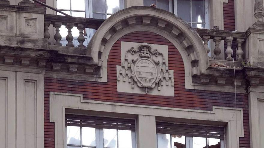 Detalle de la fachada del edificio, con el escudo de la Universidad.
