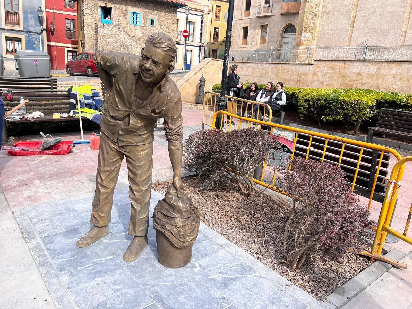 En imágenes: Así fue la instalación de la estatua de Rambal en Cimadevilla