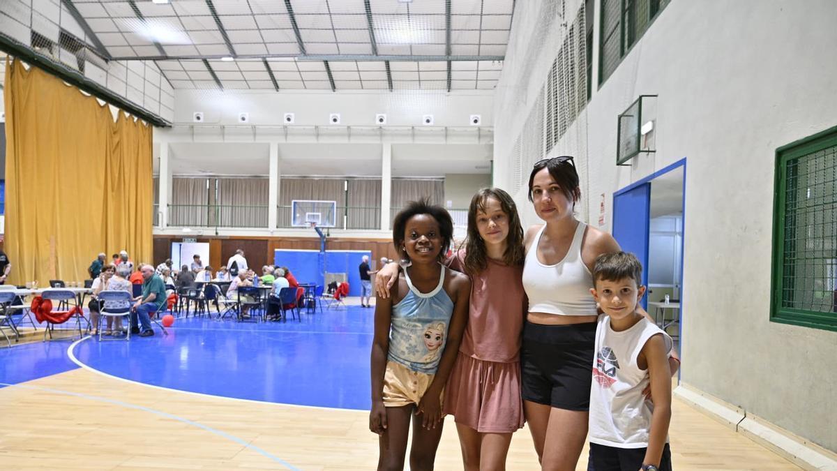 En imágenes I Varios de los vecinos evacuados por el incendio de Orés en el polideportivo de Ejea de los Caballeros