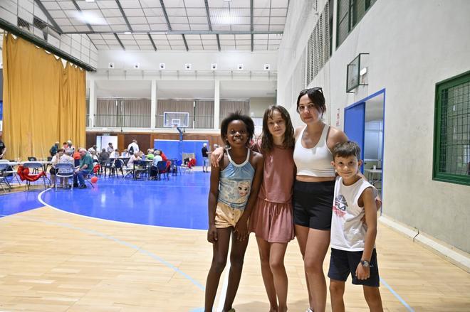 En imágenes I Varios de los vecinos evacuados por el incendio de Orés en el polideportivo de Ejea de los Caballeros