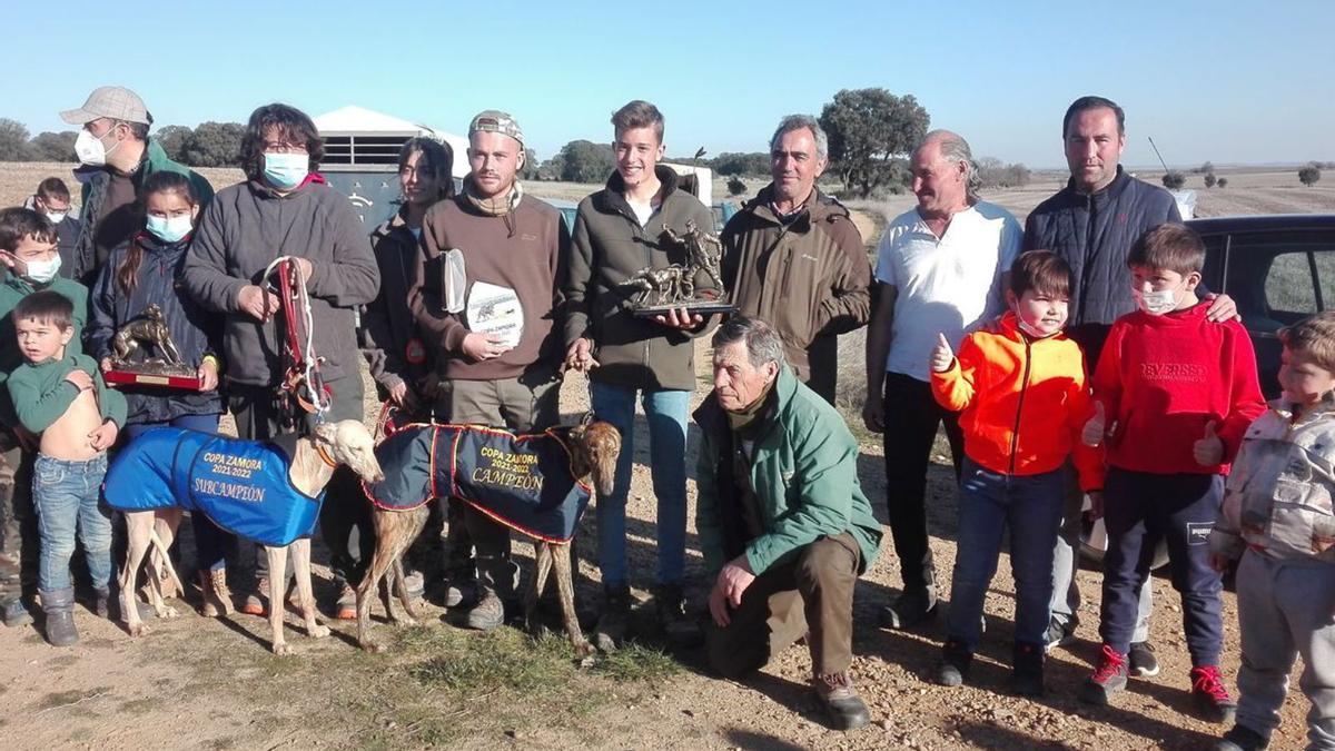 Los finalistas y organizadores en el acto de entrega de trofeos que se efectuó en el mismo cazadero.  / CZG