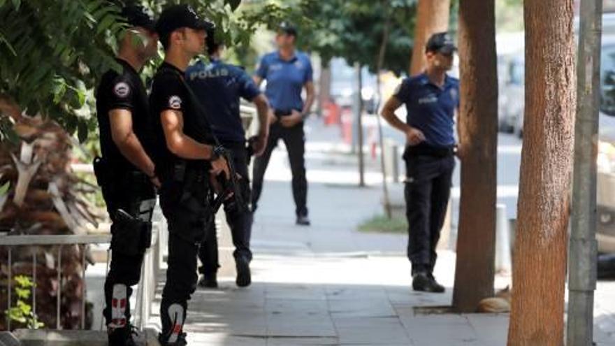 Diversos agents custodien l&#039;entrada a l&#039;ambaixada dels EUA