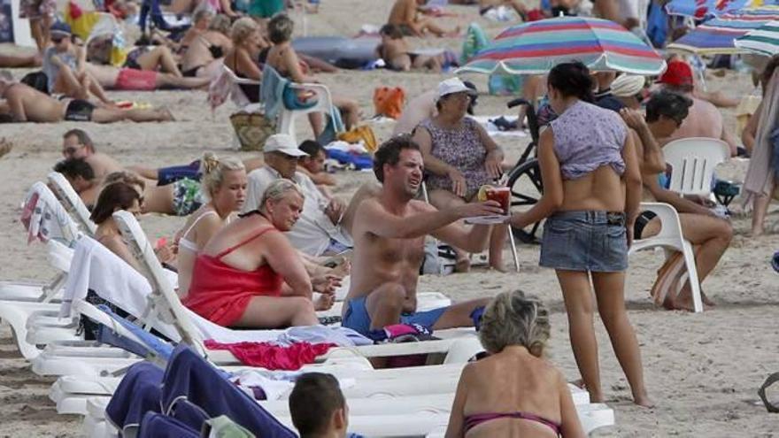 La venta ilegal de bebidas en las playas se prolonga al otoño