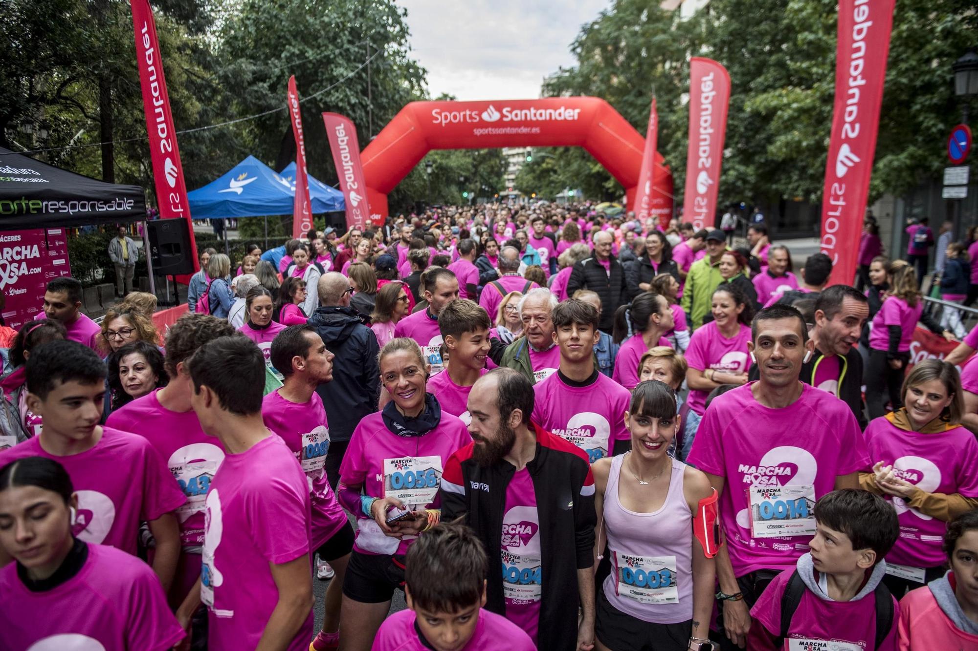 GALERÍA | Así fue la Marcha Rosa contra el cáncer en Cáceres