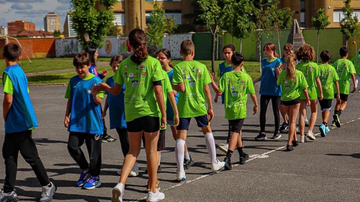 Ambos equipos se saludan antes y después del partido