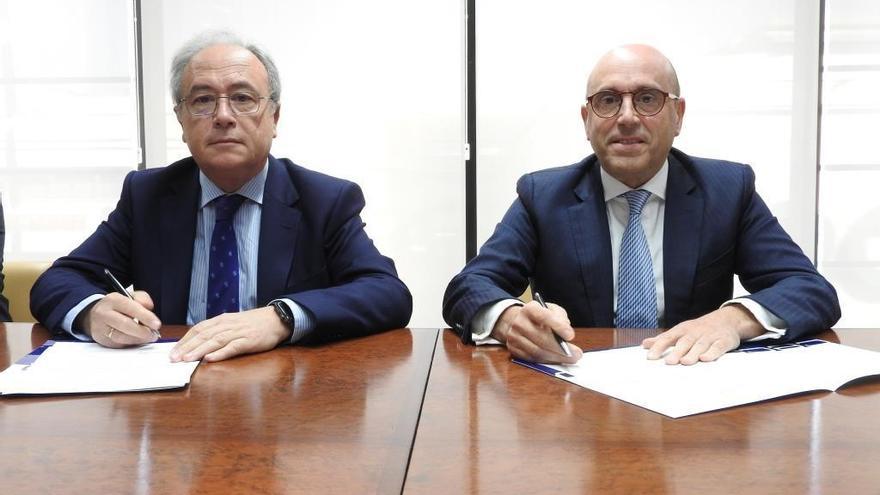 Joseba Barrena y Antonio Díaz firman el acuerdo.
