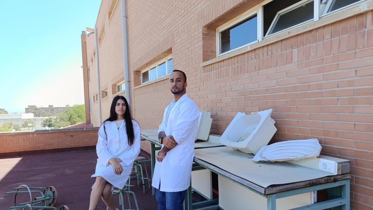 Verónica Sánchez García y Manpreet Singh Kaur, en el patio donde está el mobiliario del antiguo laboratorio.