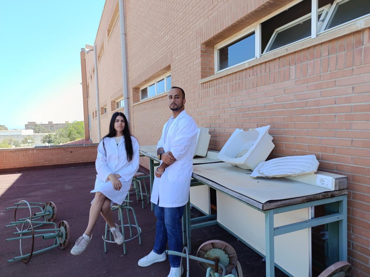 Verónica Sánchez García y Manpreet Singh Kaur, en el patio donde está el mobiliario del antiguo laboratorio.
