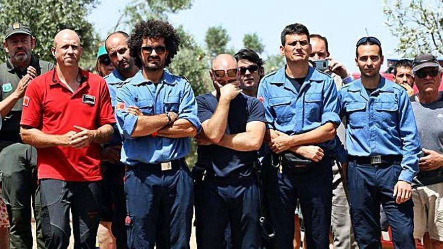 Companys dels cinc bombers que van morir en les tasques d&#039;extinció de l&#039;incendi d&#039;Horta de Sant Joan, a l&#039;homenatge.