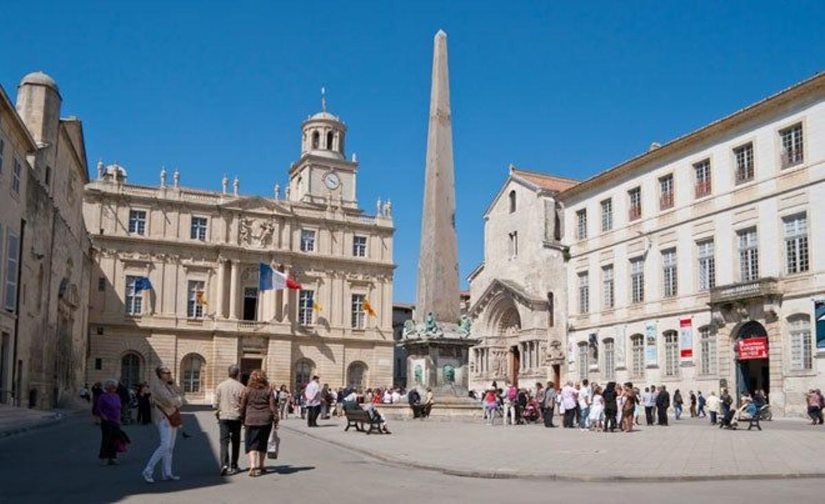 Plaza de la República de Arlés, con el obelisco al fondo.