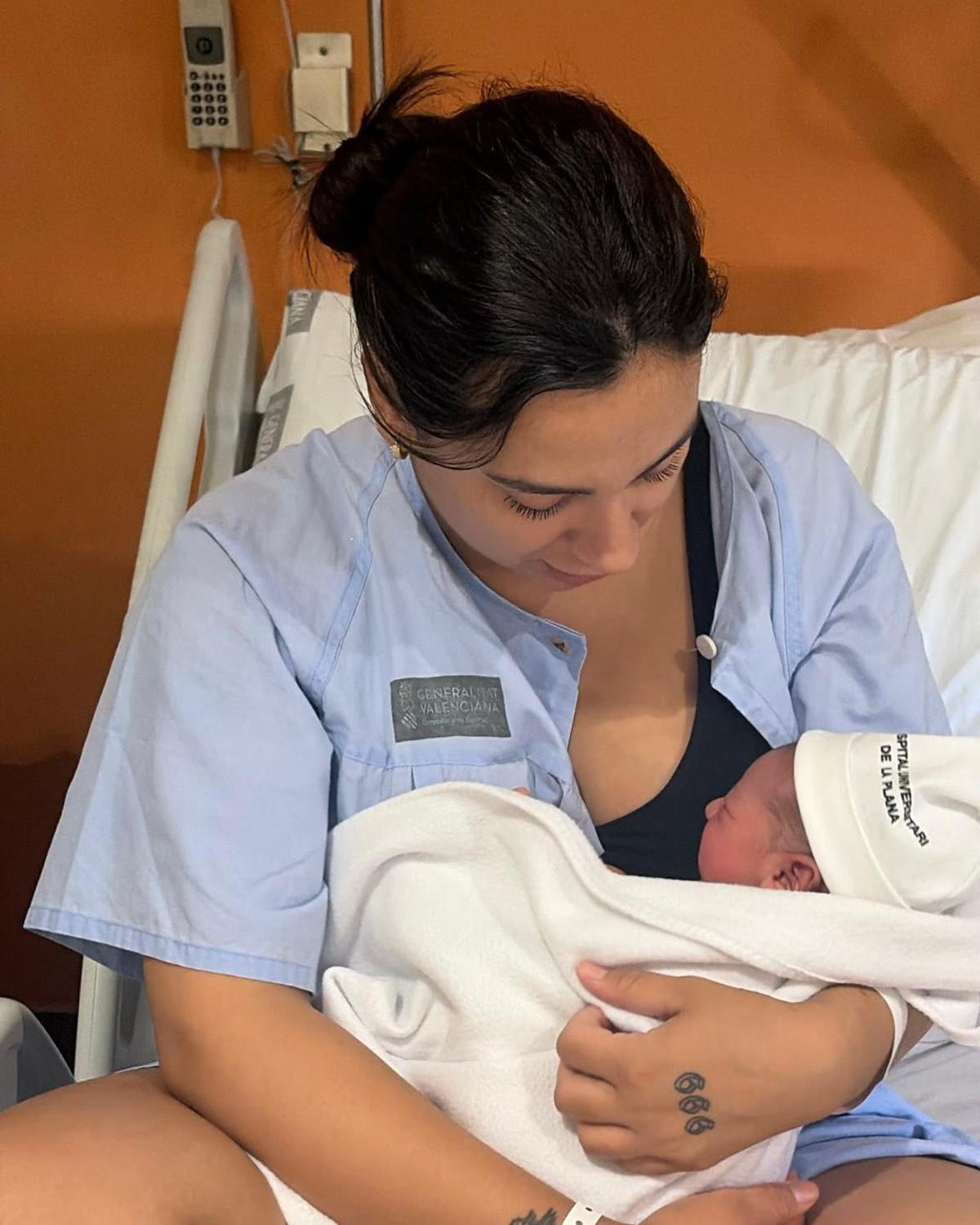 El bebe Diego junto a su madre Gloria Camila.