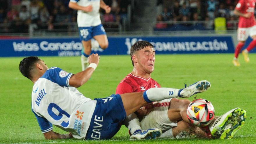 Juanma Herzog lucha por un balón con Ángel Rodríguez, el pasado domingo en el derbi contra el Tenerife de Copa. | | C. W. L.