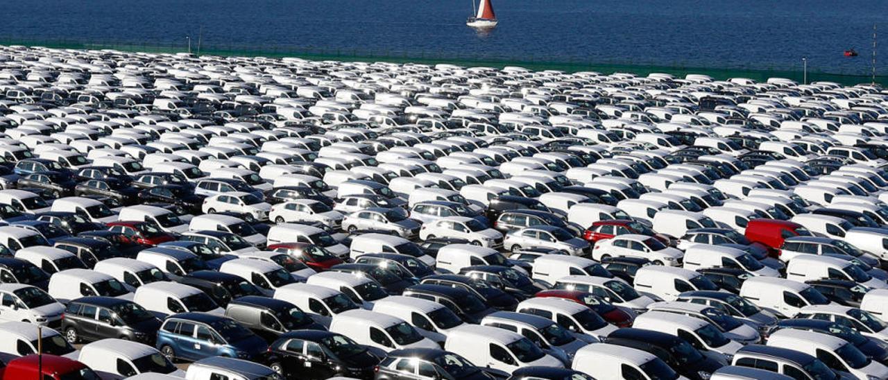 Vista de la terminal de Bouzas con los coches de Citroën // R. Grobas