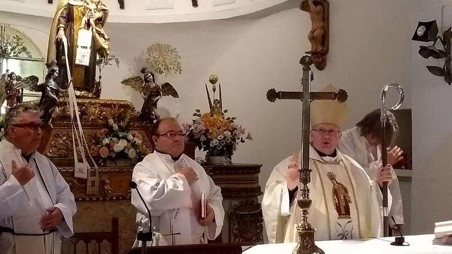 Juan Antonio Menéndez, en la misa de su visita pastoral al santuario de Navianos de Valverde.