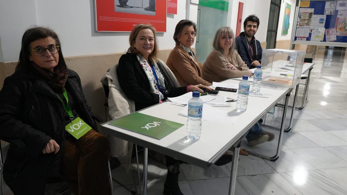 Miembros de una de las mesas electorales del colegio ubicado en la Diputación de Badajoz, todos suplentes.