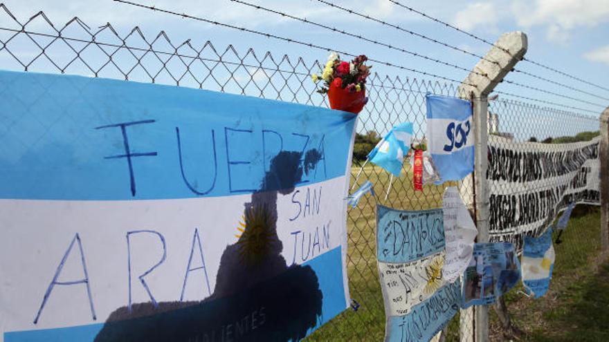 Banderas argentinas y flores en recuerdo a los 44 tripulantes del submarino