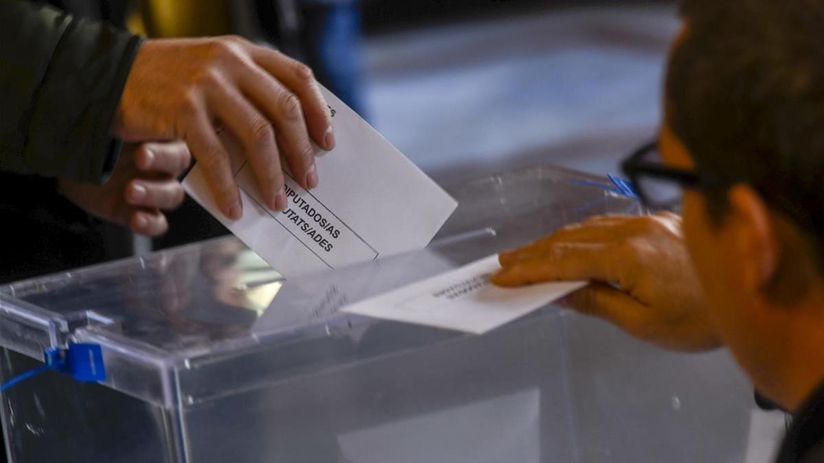 Un ciudadano deposita su voto en una urna.