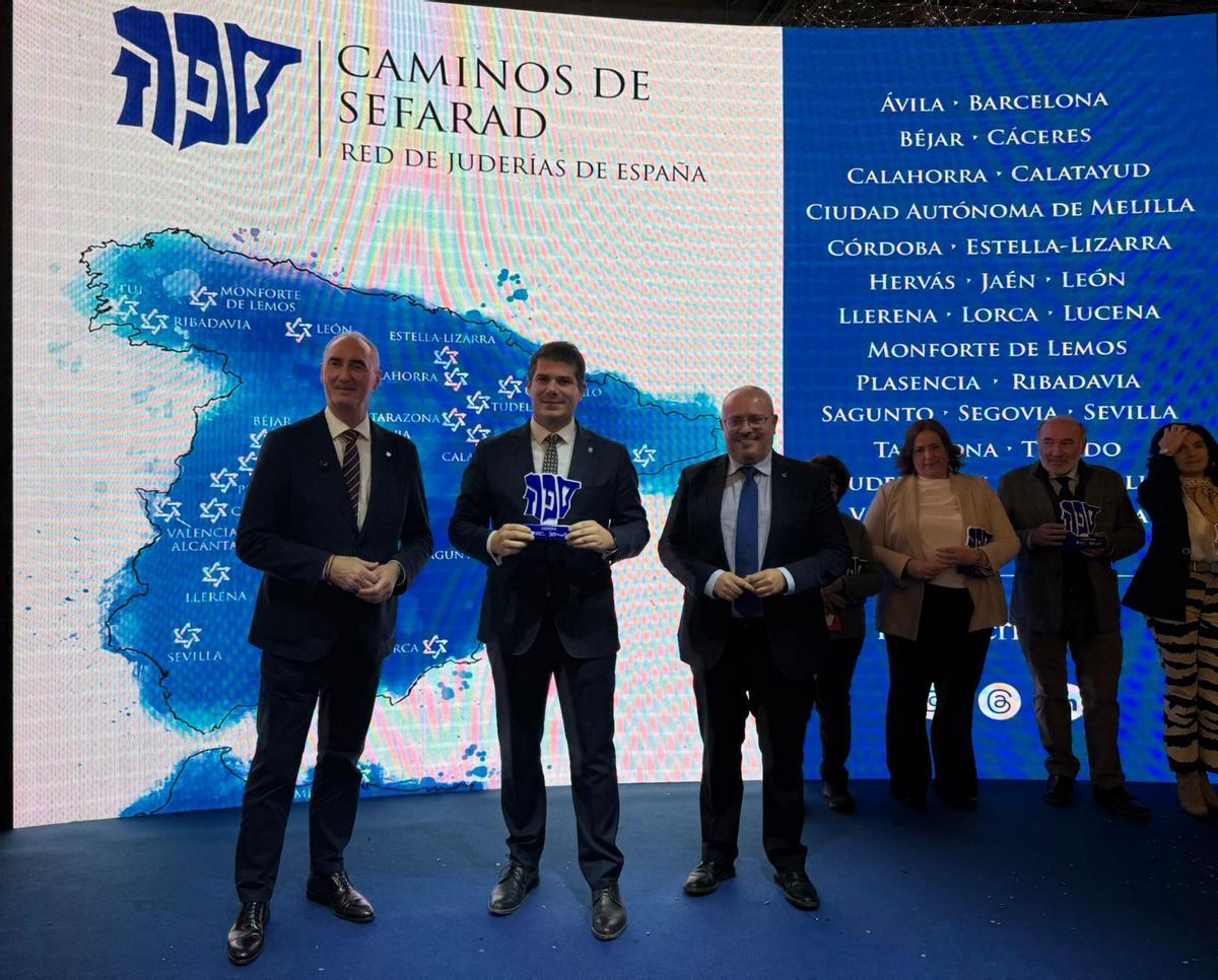 El alcalde de Llerena, Daniel Lara, recoge el distintivo de la Red de Juderías de España.