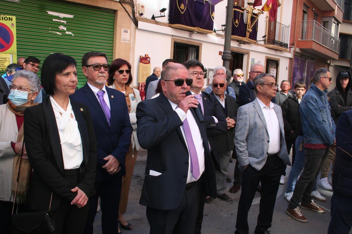 Uno de los ‘rezaores’ dirigiendo los rezos en una de las estaciones de la Vía Sacra.